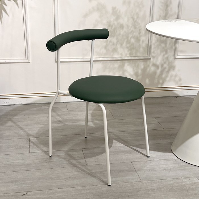 Chaise à roulettes vert foncé avec pieds blancs - modèle "egg roll"
