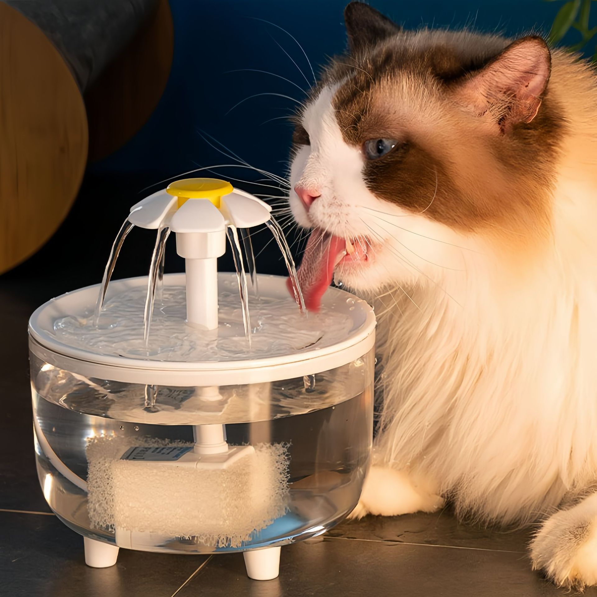 Fuente de agua USB con forma de flor blanca.