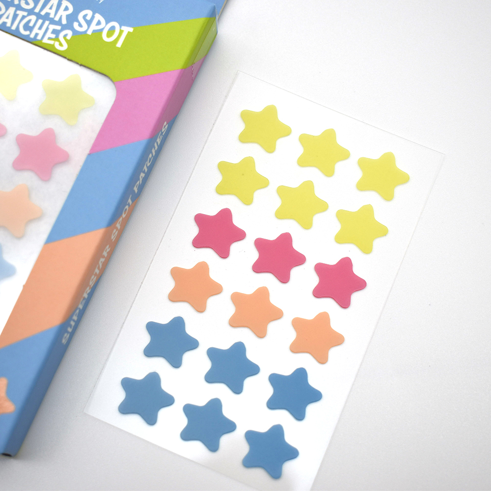 Parches para el acné con forma de estrella de colores.