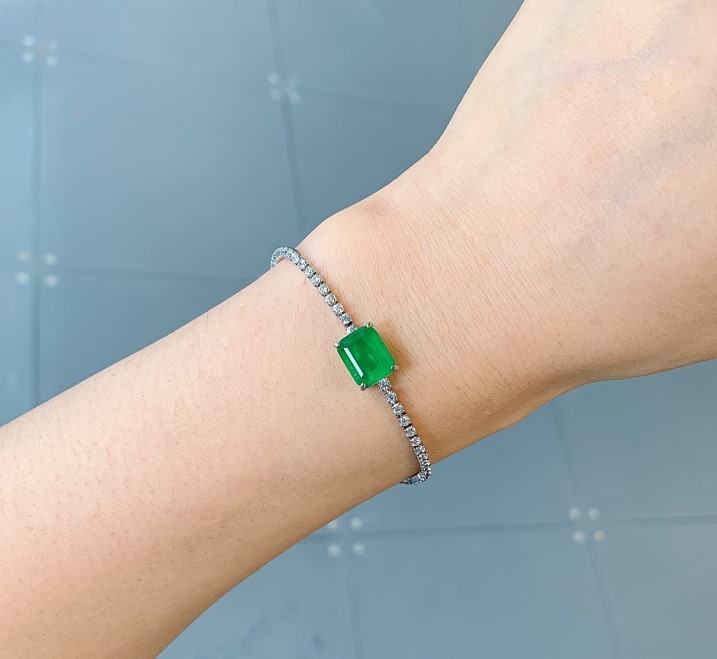 Emerald Hand bracelet