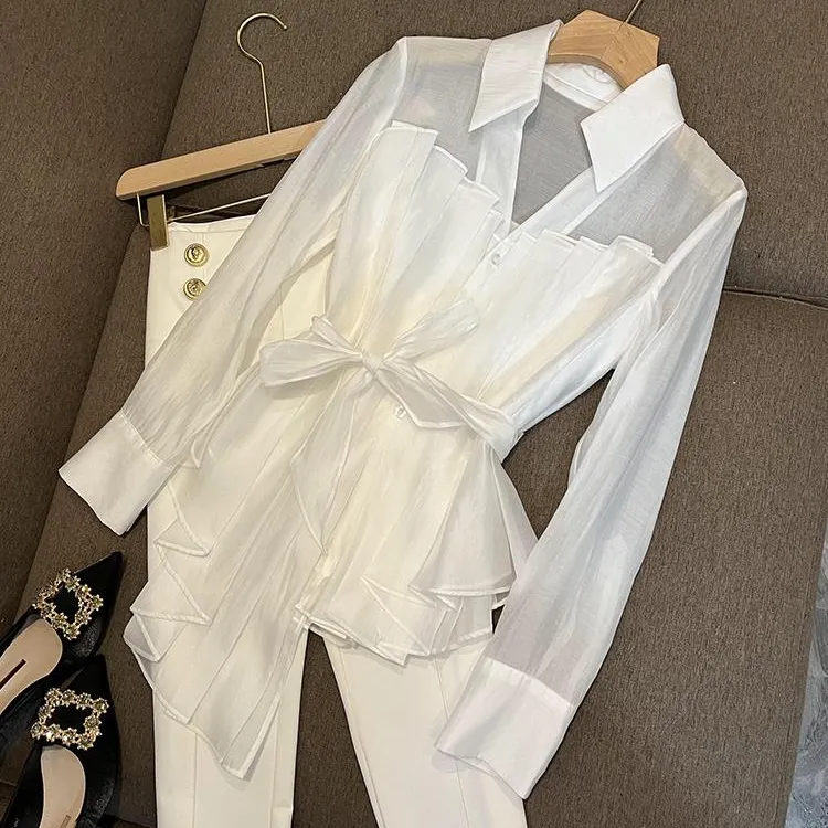 Blusa blanca de manga larga con cinturón para mujer, blusa de corte Irregular con pliegues y cuello vuelto