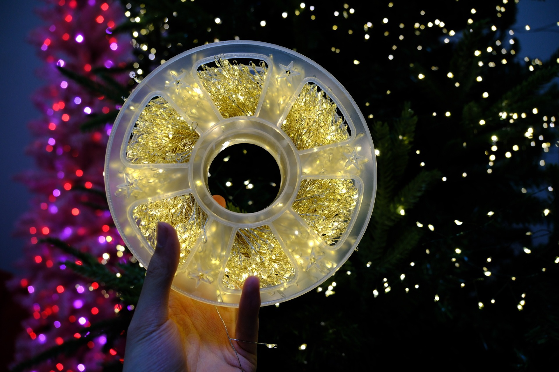 Luz blanca cálida con alambre plateado.