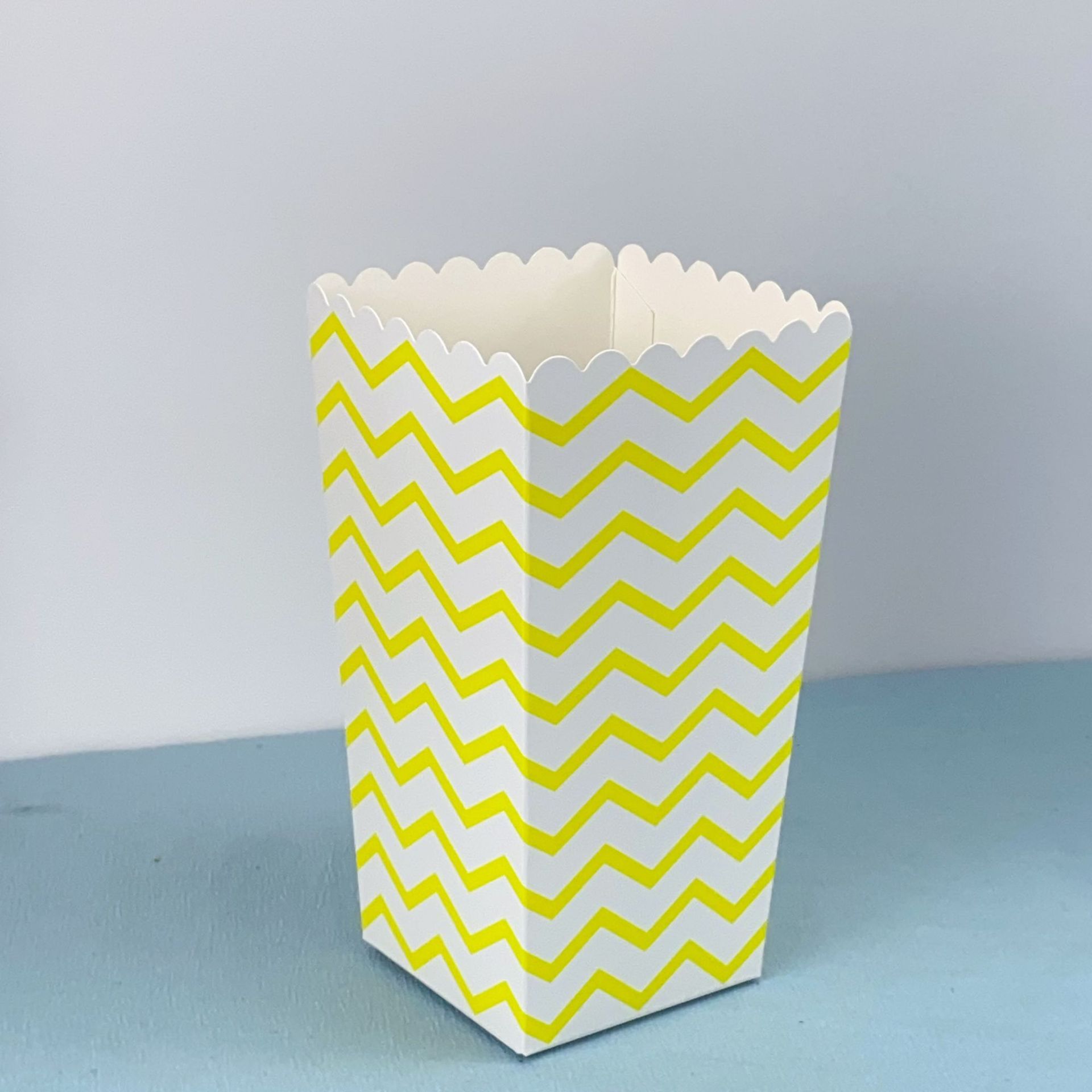Trompette ondulée jaune, 5x7x12cm, 250g ca blanc