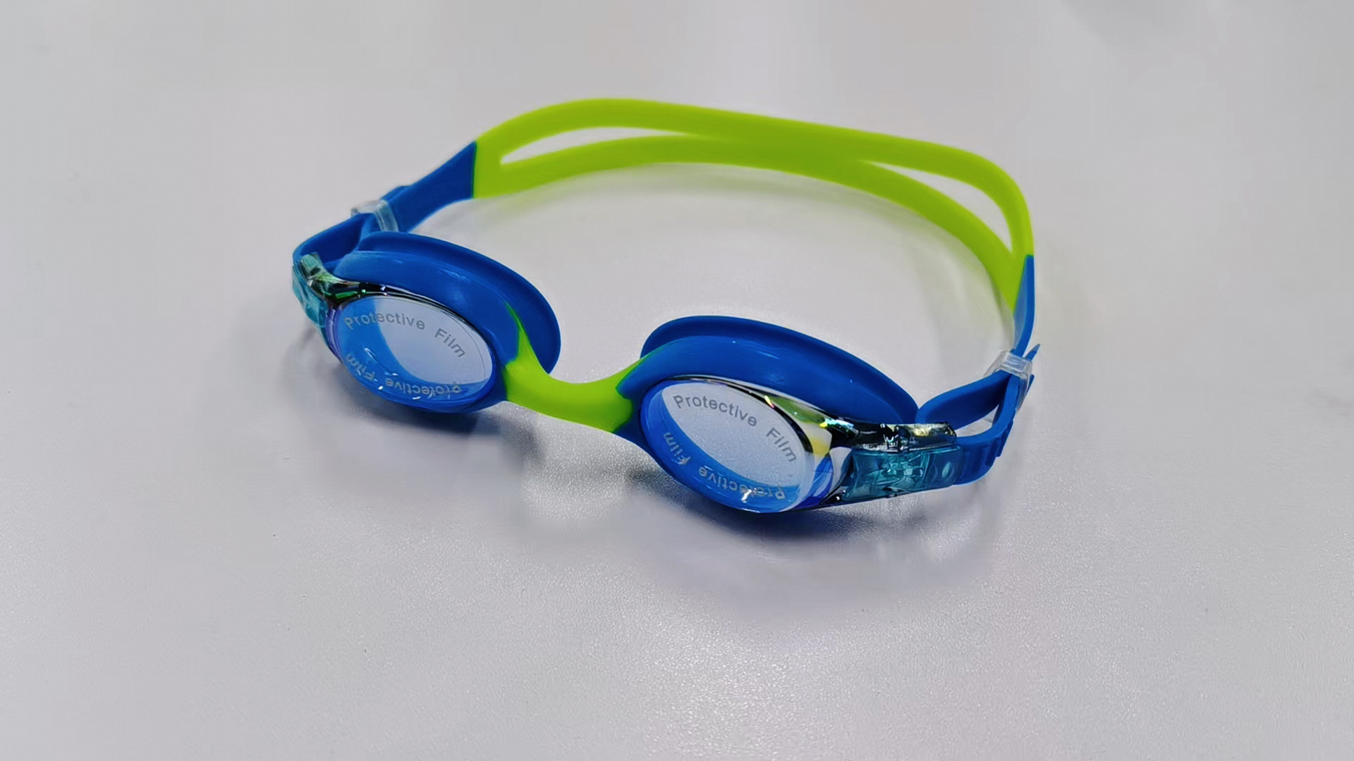 Azul y verde vibrantes.