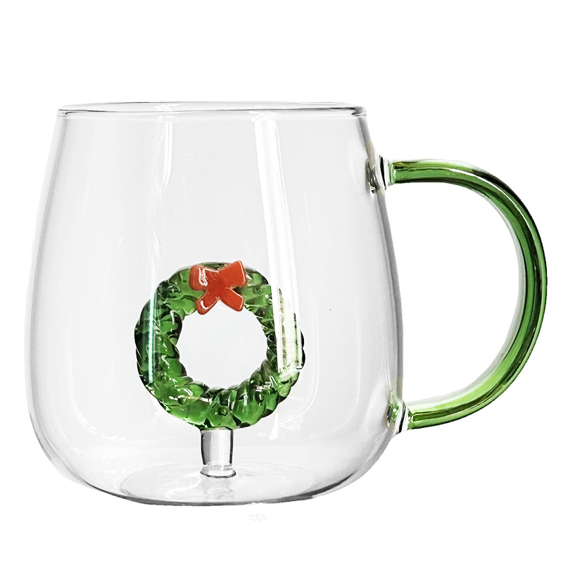 Tasse en verre avec couronne de Noël