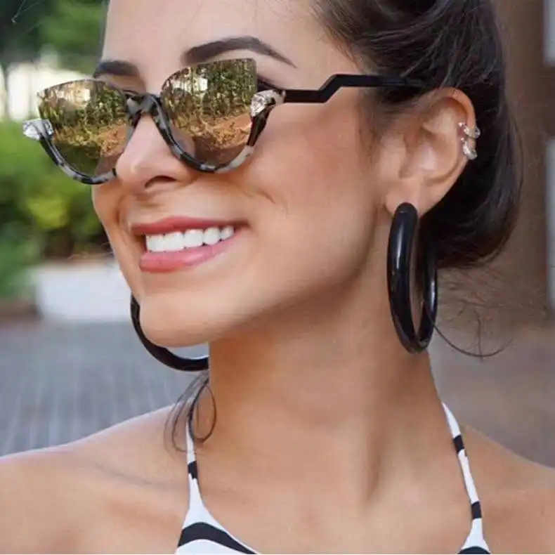 Gafas de sol de moda 2020 mujeres de moda marco medio de montura de ojo de gato gafas de sol de las mujeres del Rhinestone tonos de verano Mujer, gafas