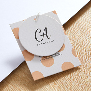 Etiquetas colgantes de logotipo propio con impresión personalizada barata para ropa Etiquetas colgantes compostables con cuerda - Product Image 1