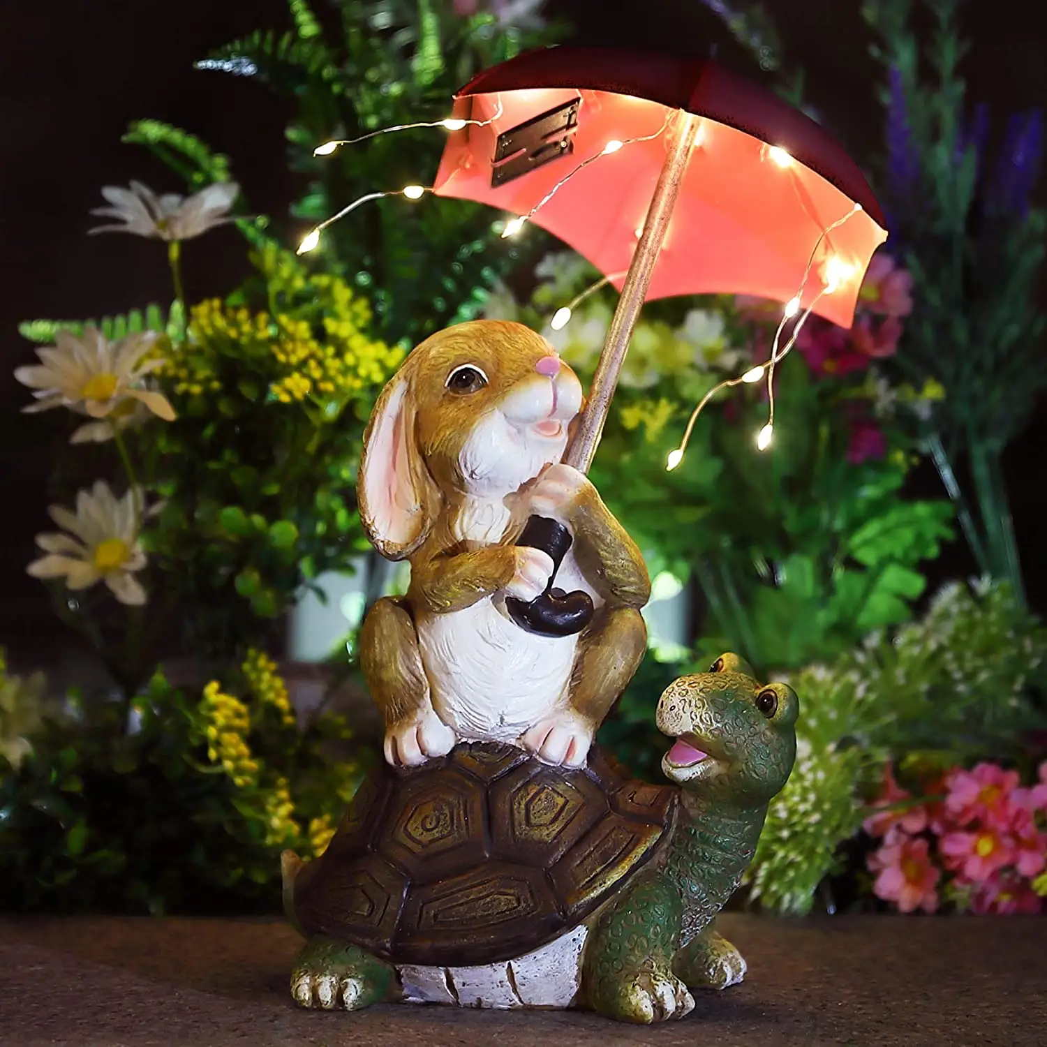 Coelho sentado em tartaruga segurando um guarda-chuva com corda luzes