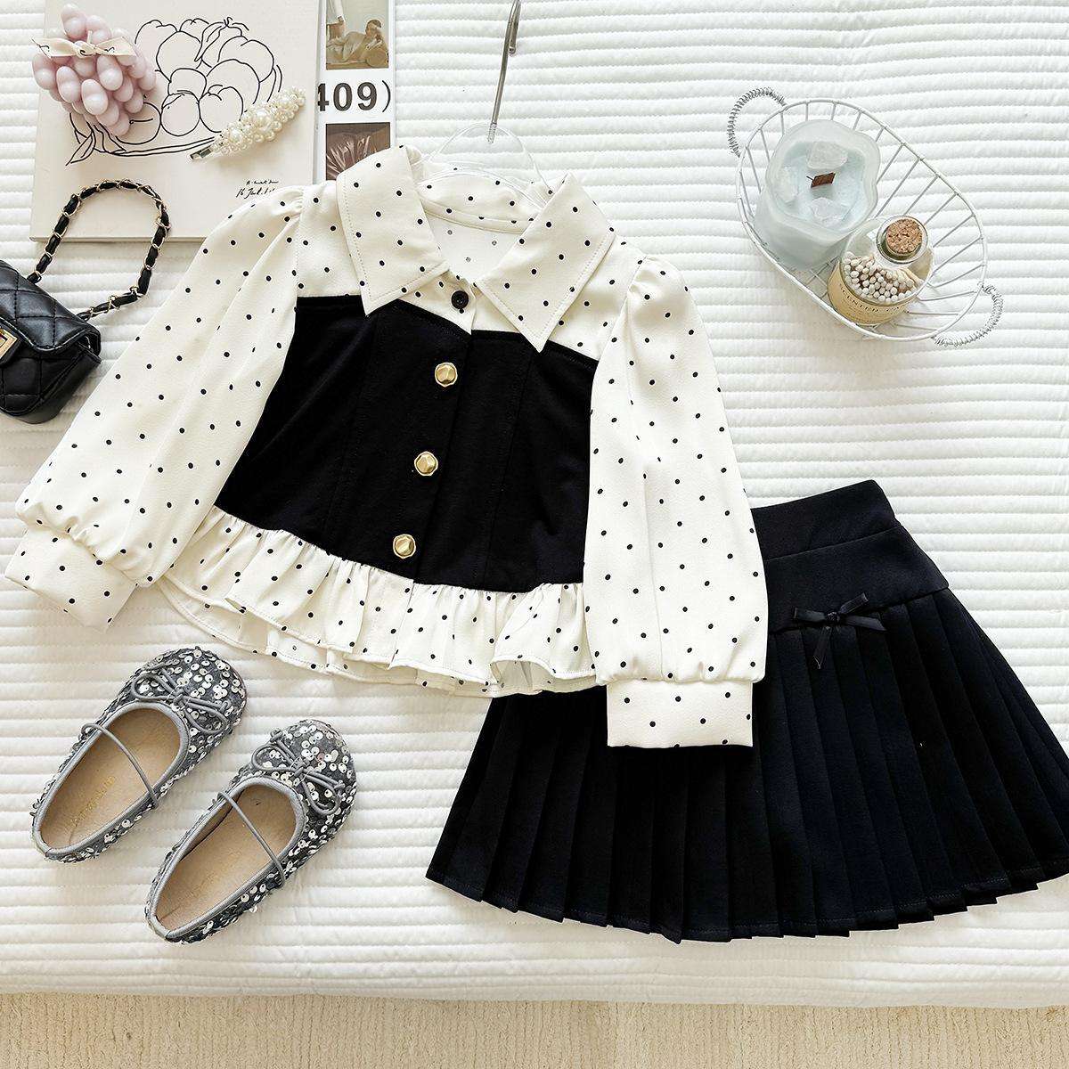 Ensemble deux pièces chemise à pois et jupe courte