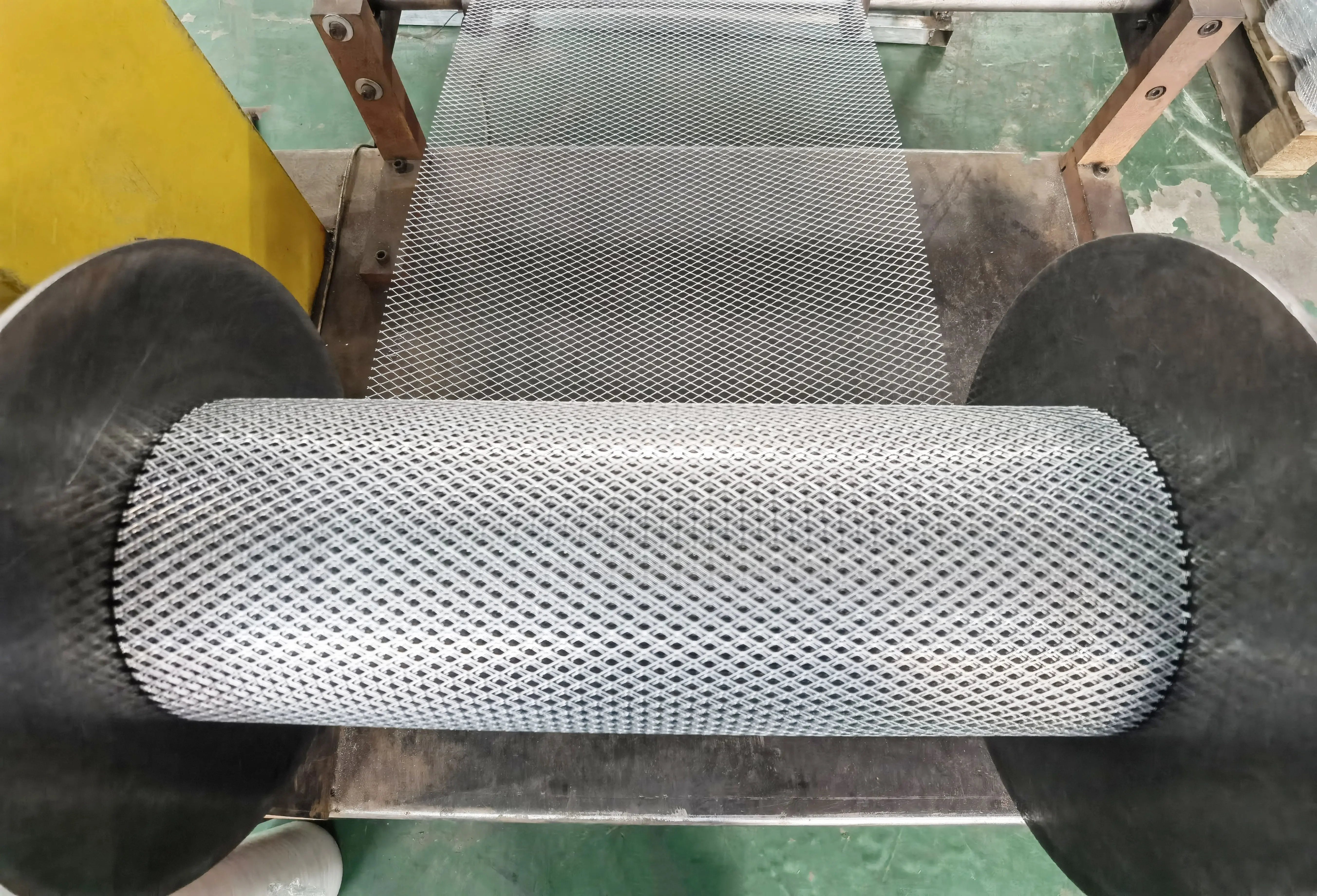 OEM of expanded metal mesh for air filter cartridge and Fence panels grids walkways Protections barres