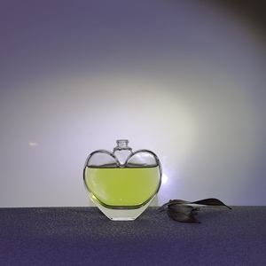 New Designed Luxury Gift <strong>Perfume</strong> Bottle 100ml Heart-shaped Matches Attar Bottles Custom Lovely Empty <strong>Perfume</strong> Spray Bottle