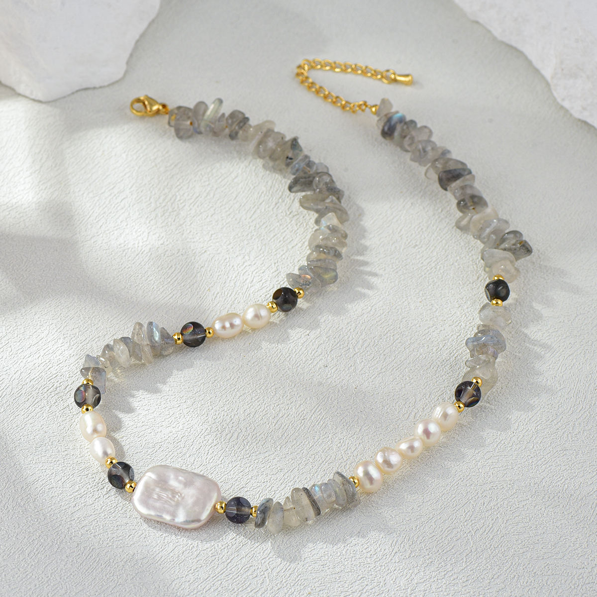 สร้อยคอสีเทา