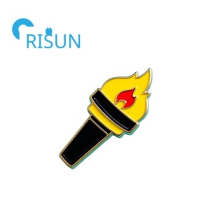 เข็มกลัดติดเสื้อรูปคบเพลิงเคลือบแบบนุ่มสั่งทำ - Product Image 6