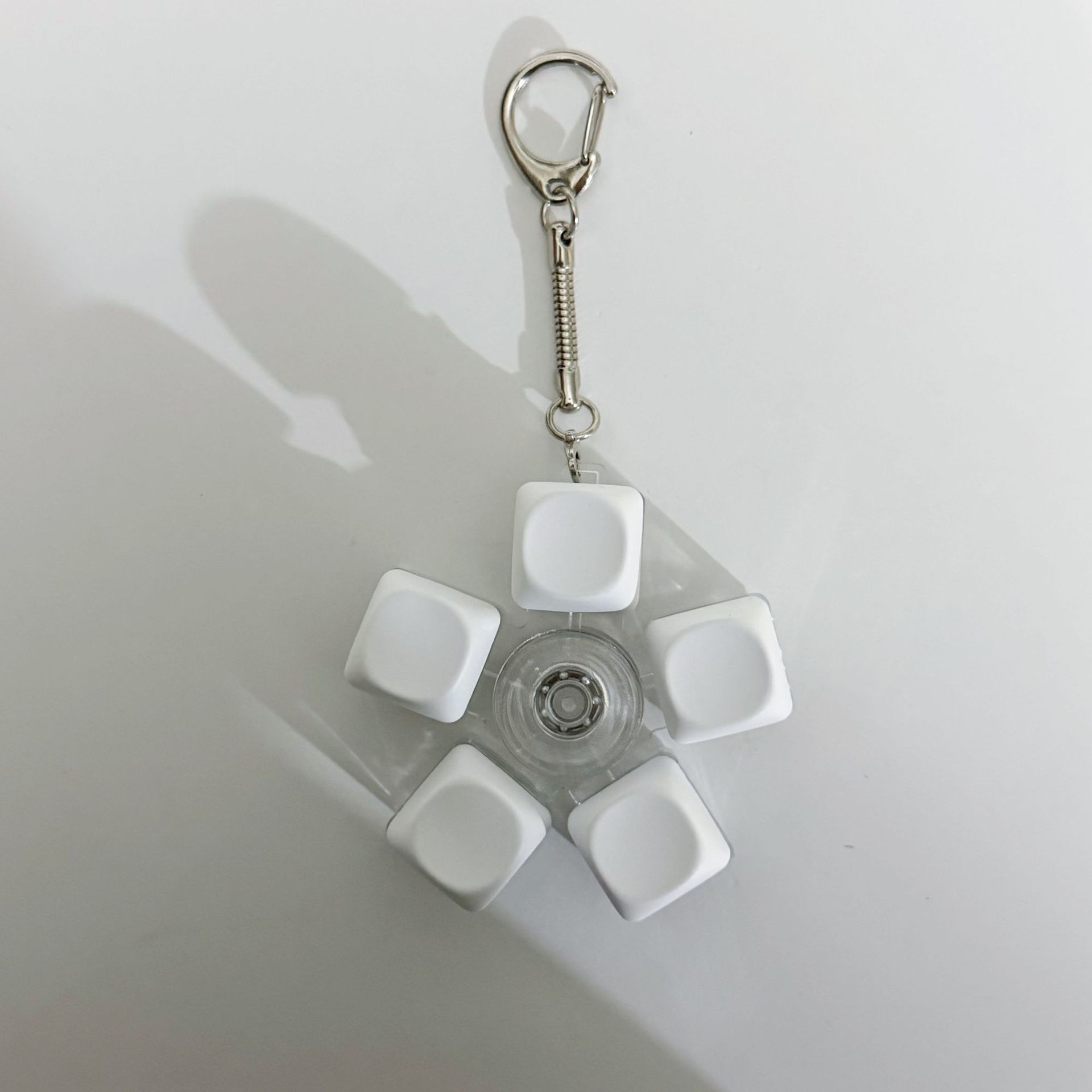 White round cap with rotary button keychain