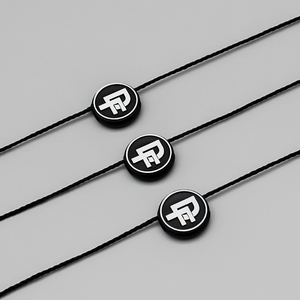 Cuerda de poliéster bloqueable con sello de ropa con logotipo personalizado al por mayor, cuerdas de etiquetas colgantes de plástico coloridas para ropa - Product Image 1