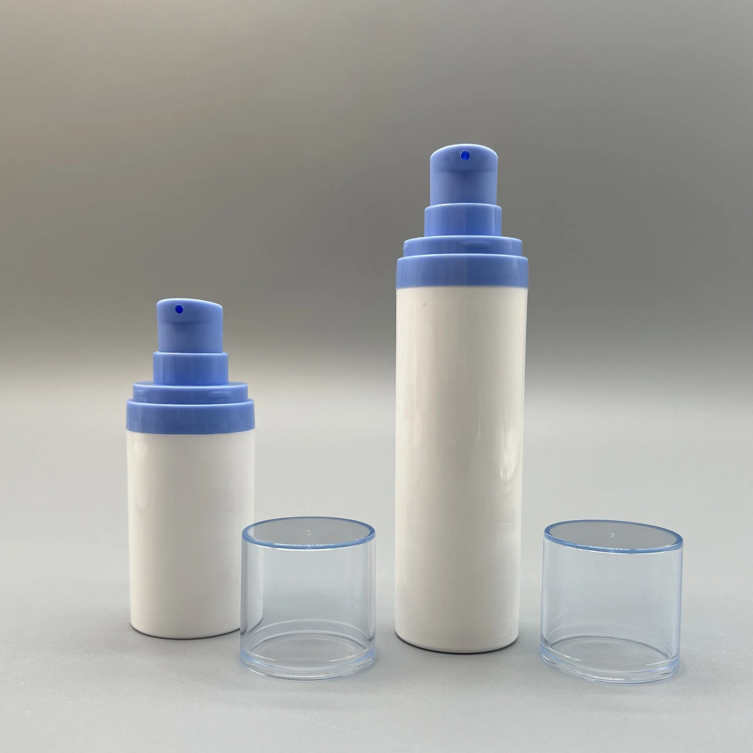 कस्टम लोगो 15 मिली 30 मिली 50 मिली मैट ब्लैक खाली वायुहीन प्लास्टिक इमल्शन परफ्यूम स्प्रे लोशन की बोतलें पंप के साथ सीरम की बोतल