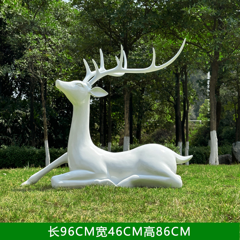 Cerf couché blanc
