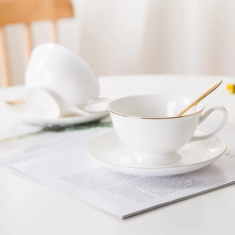 Proveedor de cerámica a granel logotipo personalizado minimalista oro blanco puro borde hueso China té taza de café y platillo conjunto para el té de la tarde