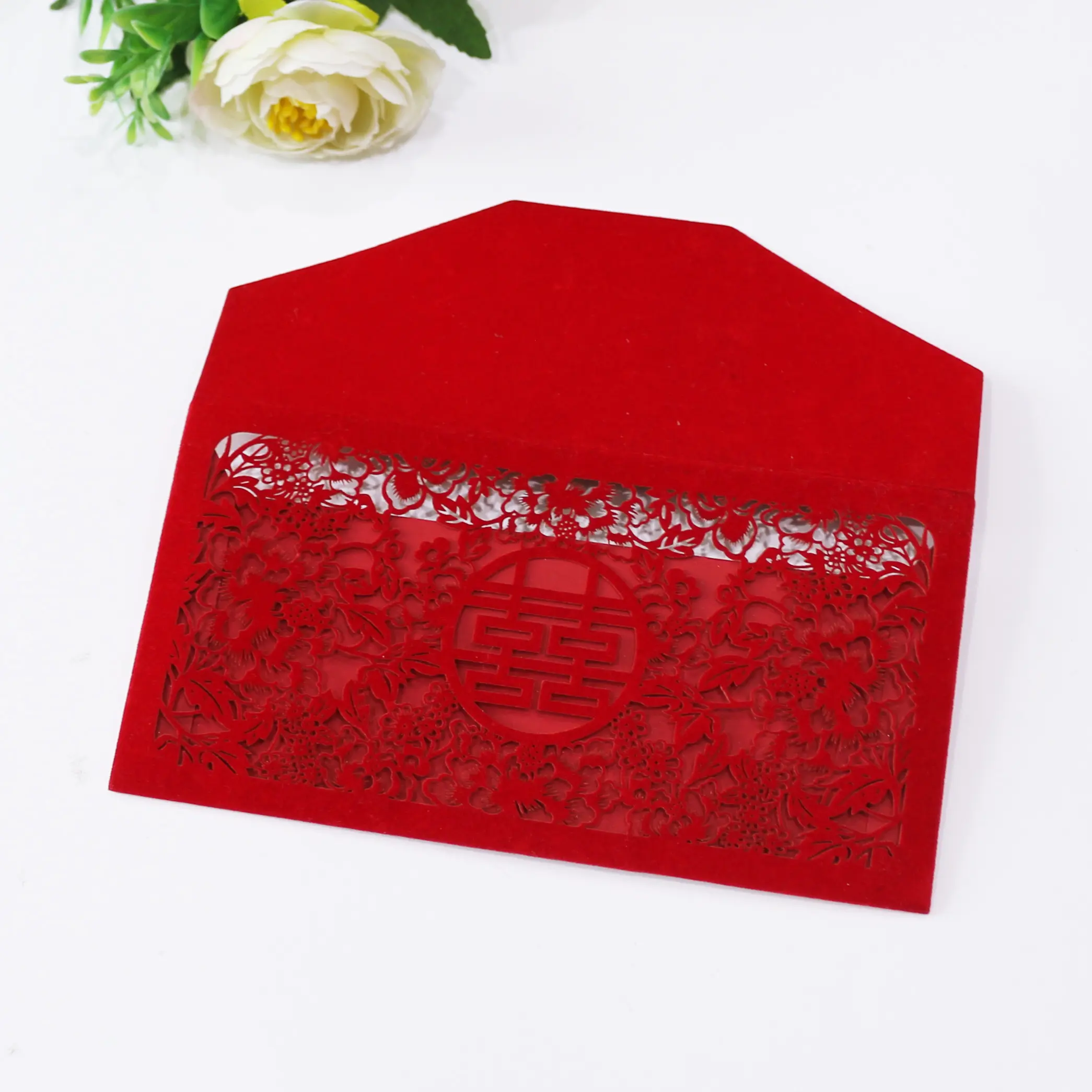 Venta al por mayor de sobres de papel cortados con láser rojo chino tradicional boda forma creativa sobre de regalo favores de boda de lujo