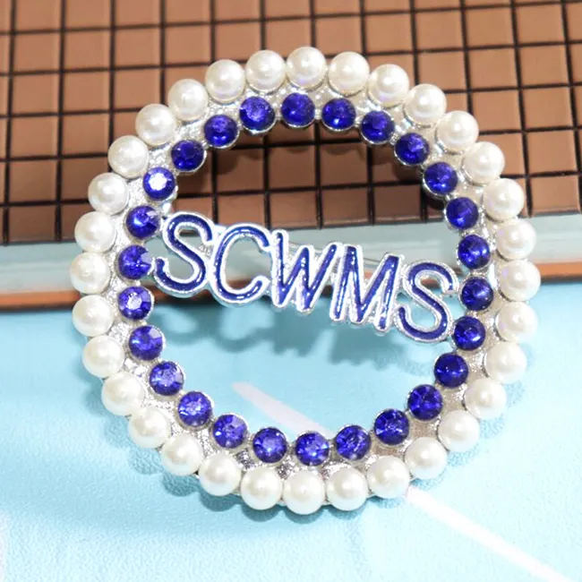 Liberty Gifts Alloy Metal White Pearl Blue Crystal Scwms Letter Brooch Organization Group Label Pin Customize