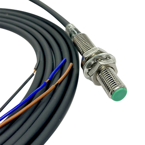Sensor de proximidad circular 2mm Distancia de detección Interruptor de proximidad de 3 cables IP67 Interruptor de proximidad a prueba de agua Muestra gratis inductiva