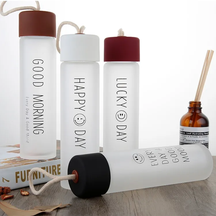 Bottiglia d'acqua motivazionale in plastica trasparente sportiva con pennarello e bottiglia d'acqua in vetro di paglia con coperchio di bambù bottiglia d'acqua in vetro
