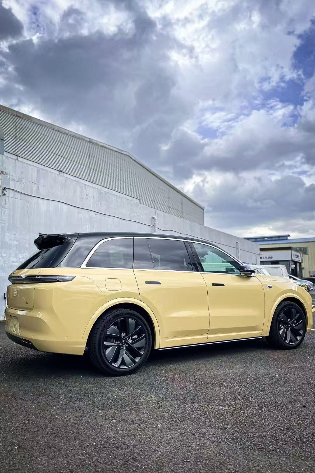 Cloud Initial yellow