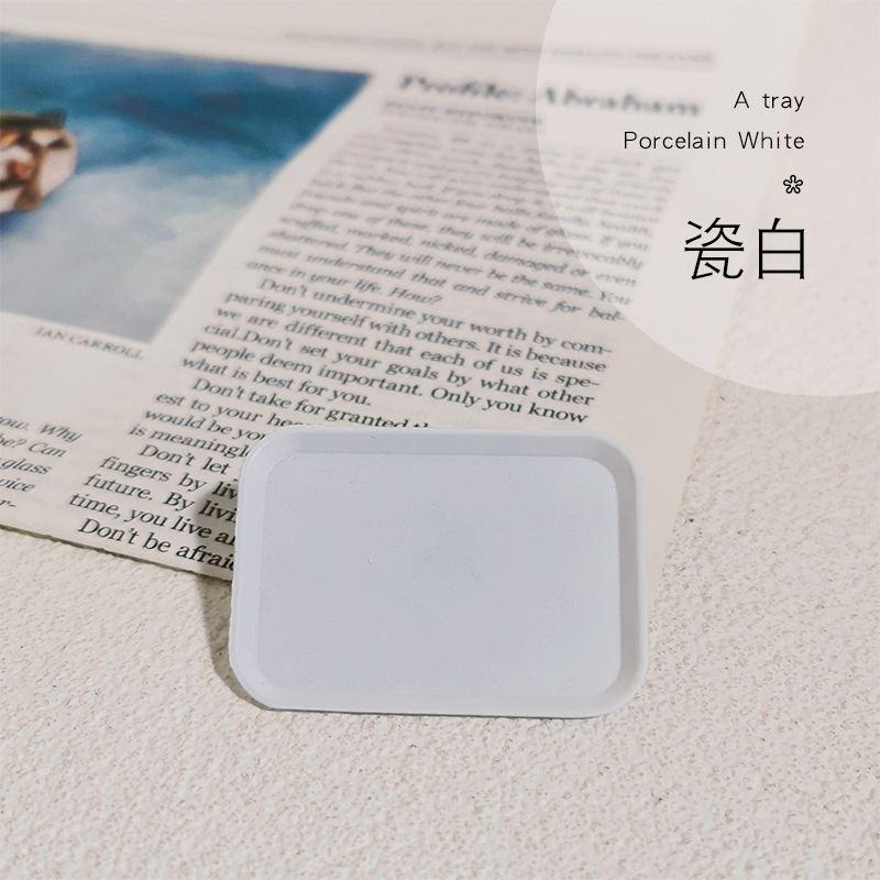 Plateau blanc en porcelaine colorée B-