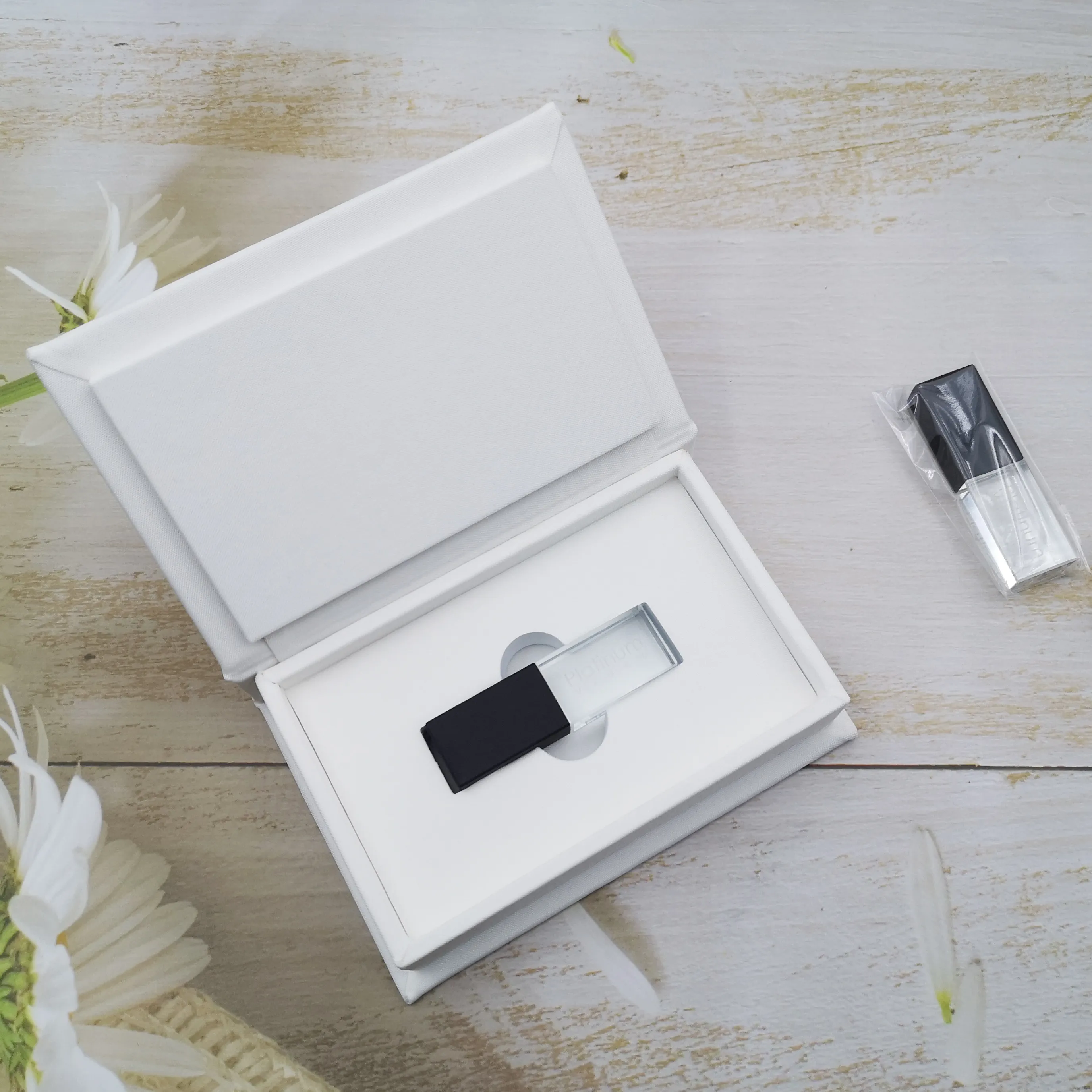 OEM Papier spécial en forme de livre pour mariage Boîte à linge USB pour photo de mariage Boîte cadeau de présentation de photographie Boîtes de clés USB en cristal