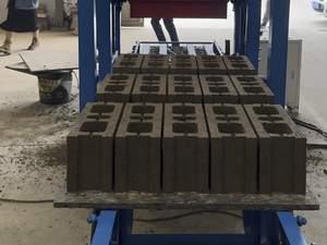 Vender máquina de construcción de bloques de cemento, máquina de construcción de bloques huecos a Kenia máquina de fabricación de bloques de cemento entrelazados - Product Image 5