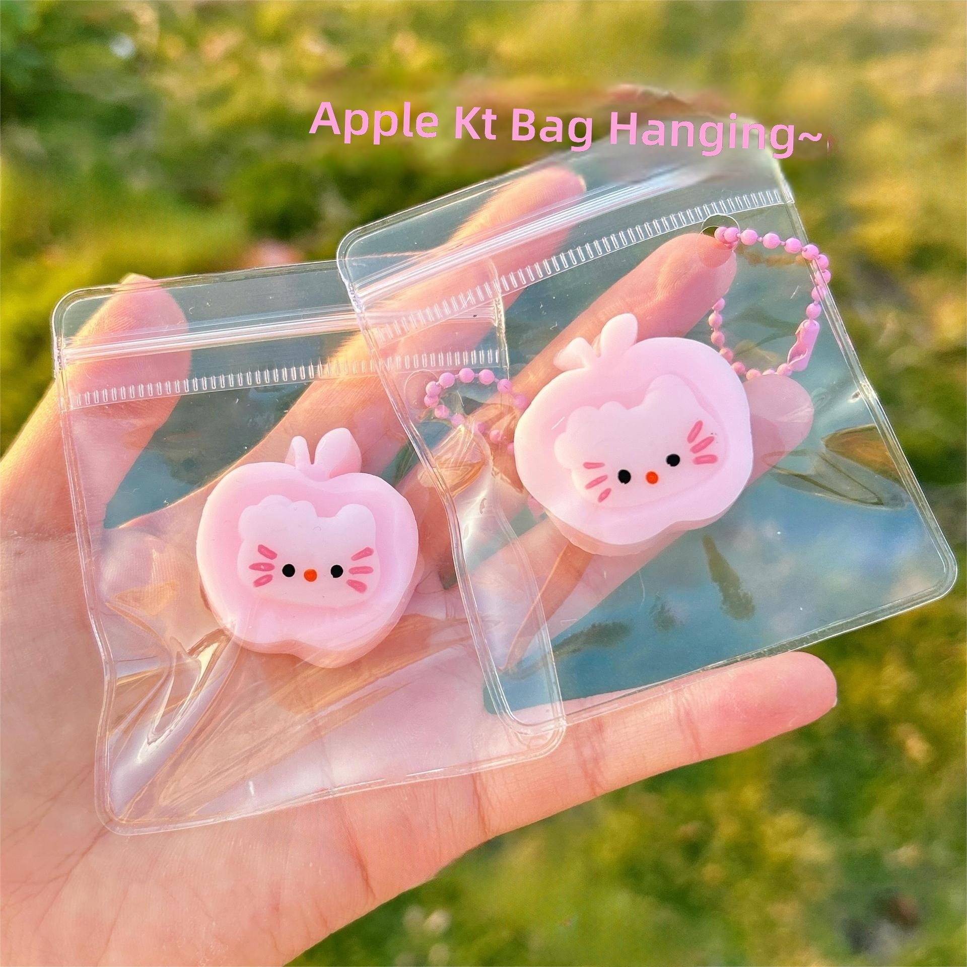 Ciondolo per borsa Apple KT (confezionato in sacchetto di PVC)