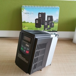 Alto rendimiento 0.75KW Unidad de frecuencia variable universal 220V Control vectorial de inversor de CA trifásico para aplicación de Motor - Product Image 3
