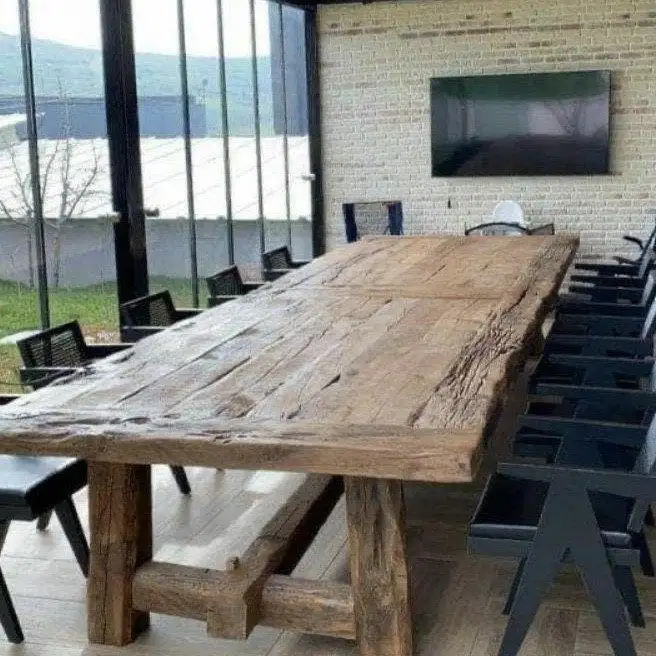 Grande table basse rustique de salle à manger de bureau de restaurant en bois noyer à bord vif de forme naturelle d'hôtel industriel de mode bon marché