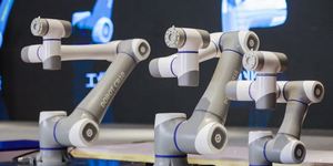 Materiale CHRT braccio robotico industriale collaborativo Dobot Robot CR5 con pinza OnRobot per il carico e lo scarico In fabbrica
