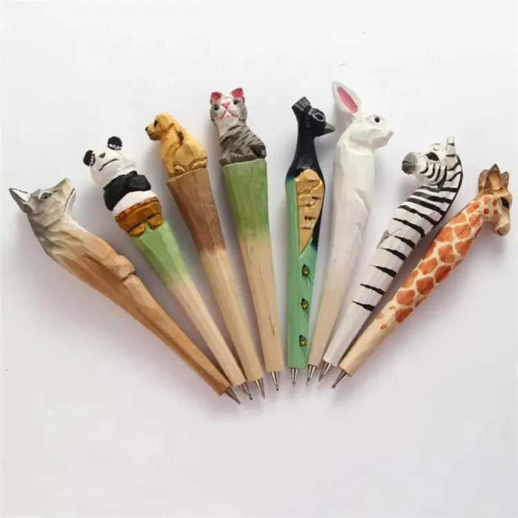 قلم خشبي على شكل حيوانات ترويجي فريد من نوعه يحمل ملصقًا خاصًا مصنوع يدويًا قلم حبر كروي خشبي محفور يمكن تقديمه كهدية