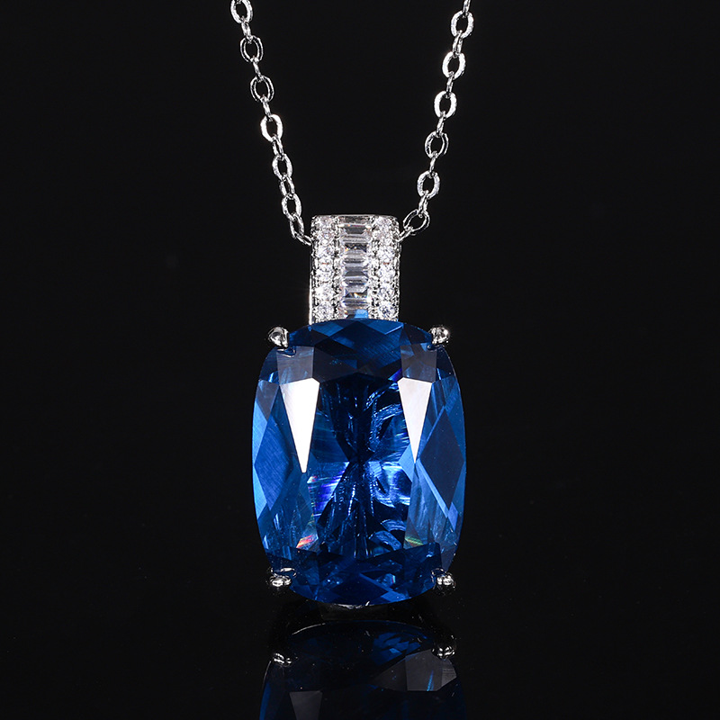 Pendentif cristal pointu bleu avec chaîne