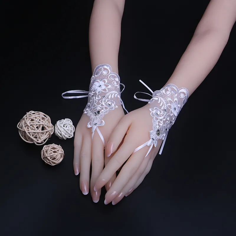 Vente en gros de gants de mariage courts à fleurs en perles pour mariée gants en tulle et dentelle accessoires de mariage pour femmes