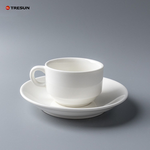 Farklı şekiller fransız kalaylı küçük saf beyaz cappuccino latte porselen kahve fincanı tabaklar ile
