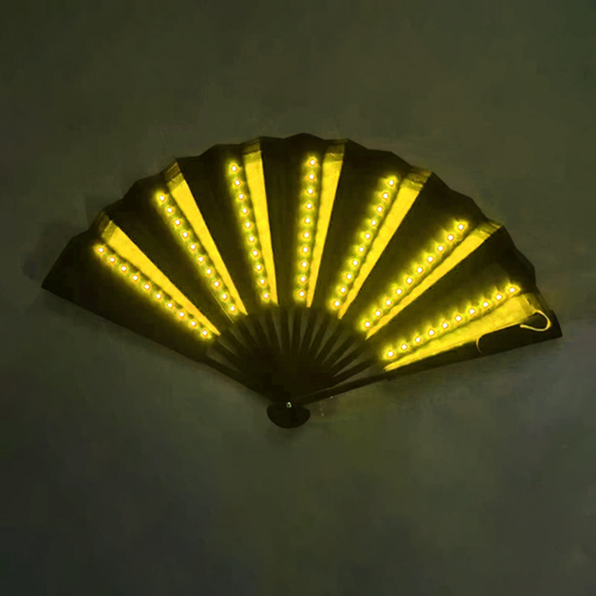 Ventilateurs noirs avec lumière jaune