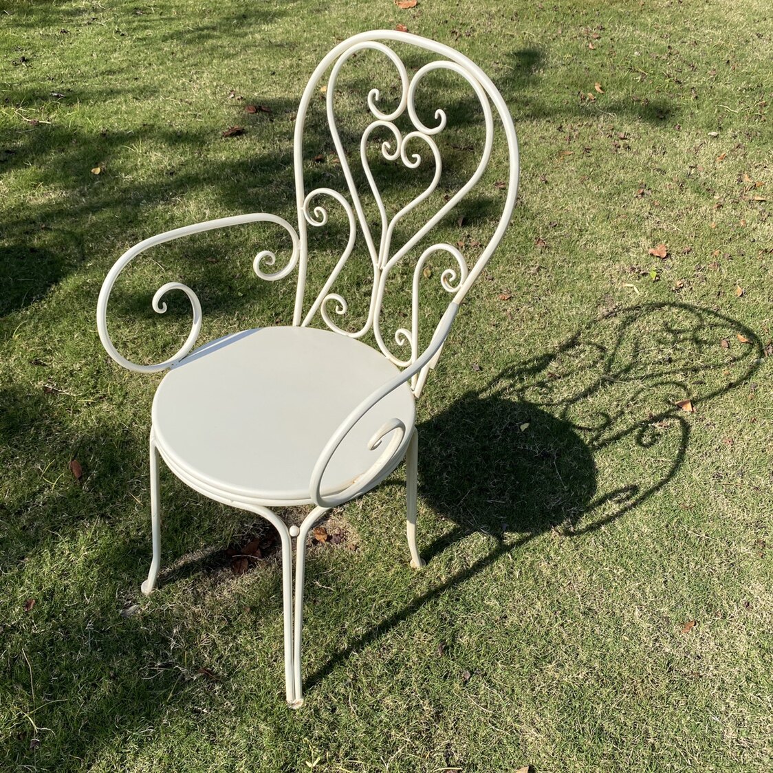 Style A, chaise blanche