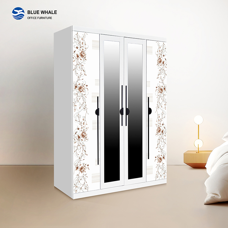 Armoire à quatre portes avec longues poignées