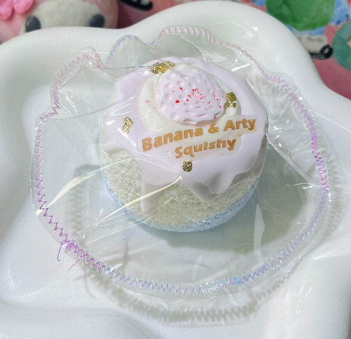 Rond de lait de coeur qui coule en feuille d'or
