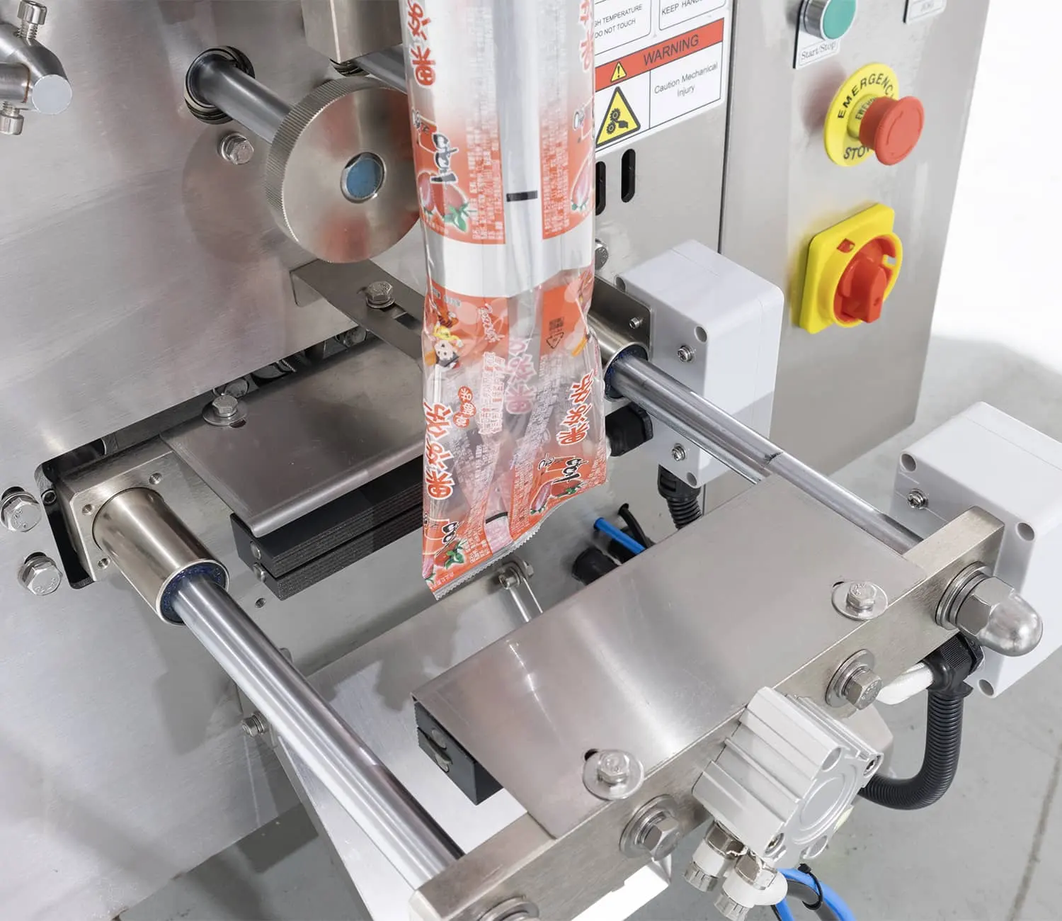 Full Automatic Fruit Juice Strip Plastic Bag Sealing Packing Water Pouch Filling Labeling Forming Packing Machine for Liquid