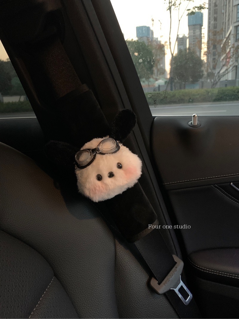 Épaulière en peluche noire tête de chien pacha miroir volant
