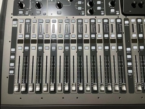 X32 Digital Mixing Console 32-Channel <strong>Audio</strong> <strong>Interface</strong> and IPad/iPhone Remote Control 40-<strong>Input</strong> 25-Bus - Product Image 4