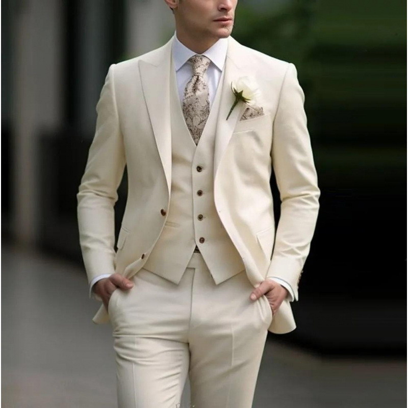 Gilet bianco e pantaloni eleganti