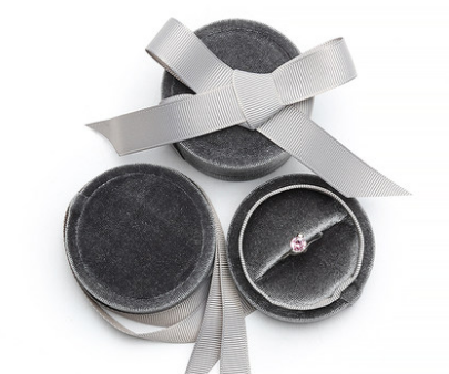 Caja de anillo gris