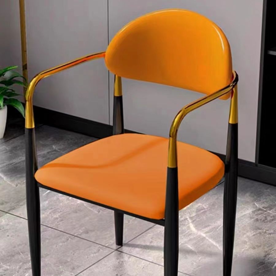 Sièges et chaises orange (commande minimum de deux)