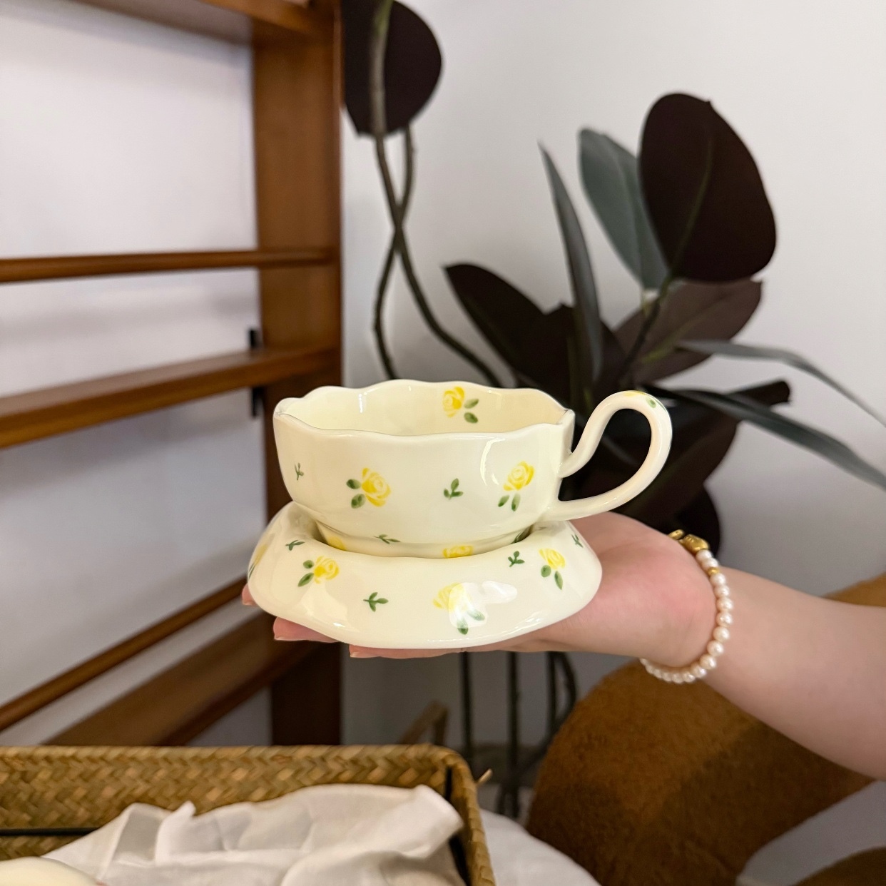 Taza Rosa Amarilla 250ml, plato de 13cm.