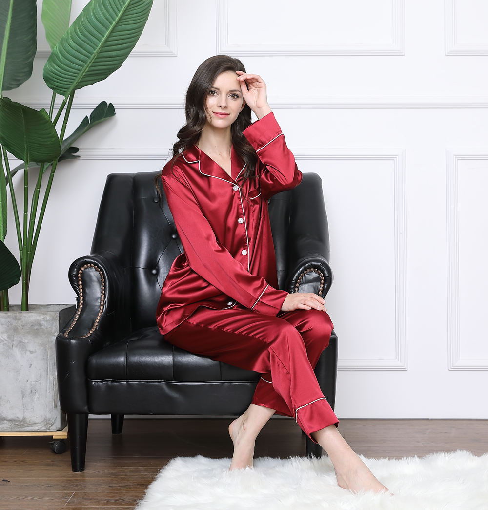 สีแดงเข้ม